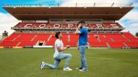 Jogador pede namorado em casamento em estádio na Austrália; veja fotos