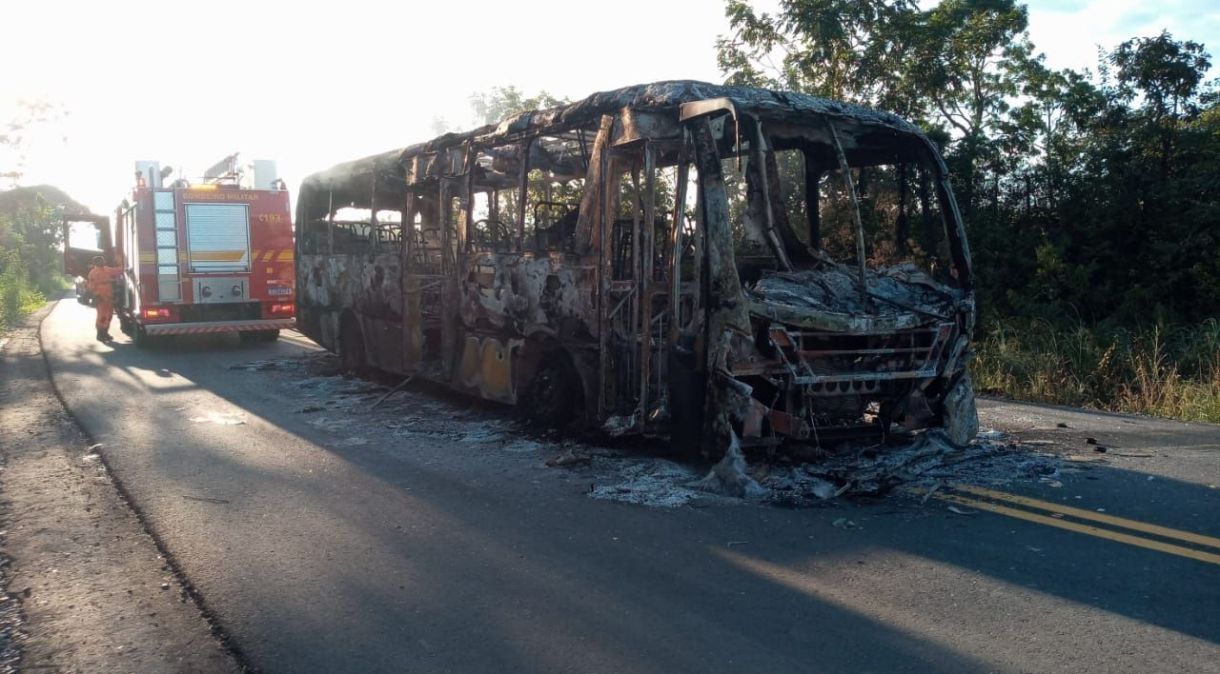 Ônibus é incendiado na Rodovia Fernão Dias, em Minas Gerais