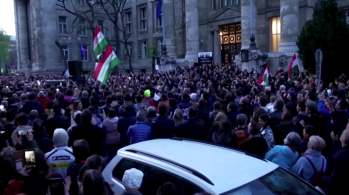 Milhares foram às ruas de Budapeste após ex-membro do governo acusar um assessor sênior do primeiro-ministro de tentar interferir em um caso de corrupção