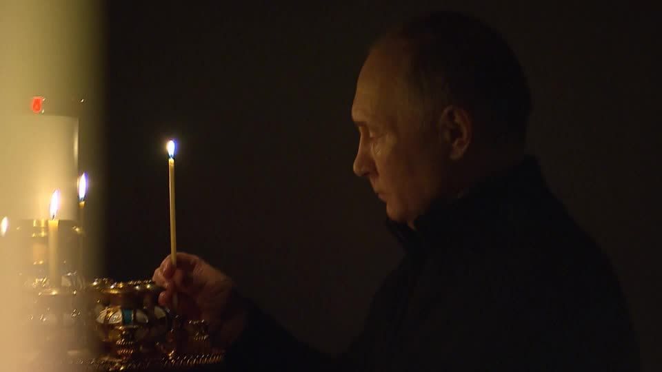 Vladimir Putin acende vela em homenagem aos mortos no ataque à casa de shows em Moscou