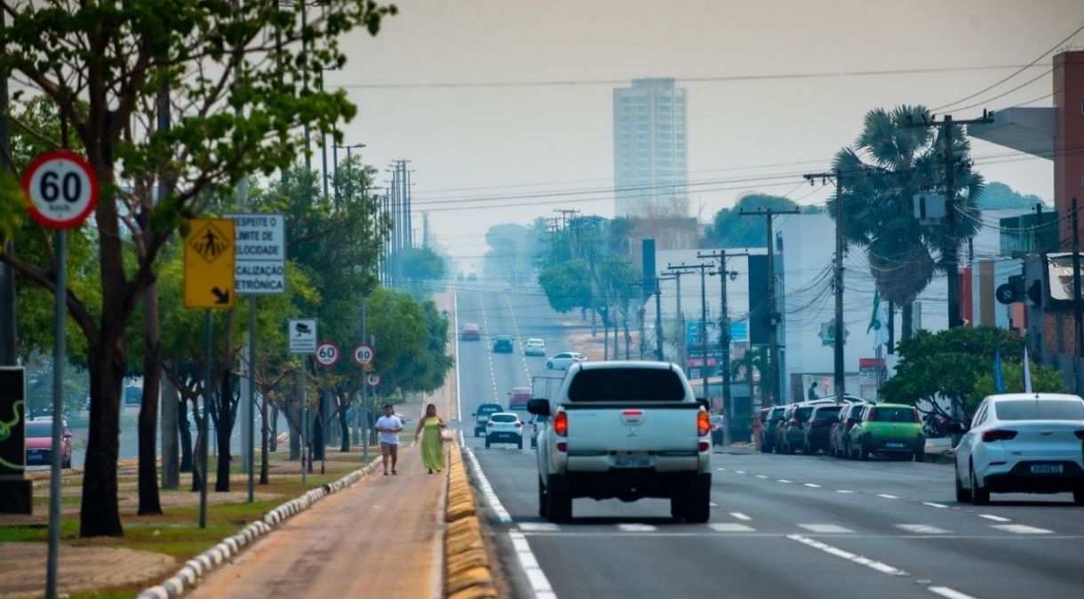 Fumaça de queimada encobre Boa Vista (RR) e prefeitura emite alerta de danos à saúde