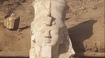 Parte superior da coluna traseira da estátua exibe hieróglifos que glorificam o monarca, um dos mais poderosos faraós do antigo Egito