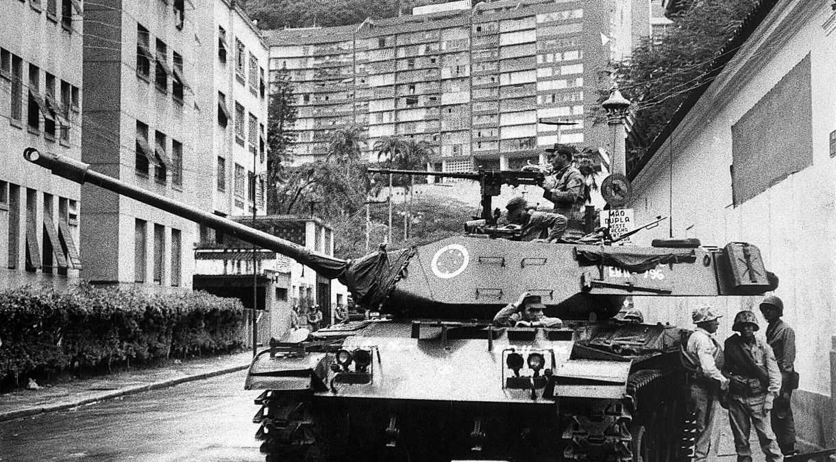 Tanque do exército pára próximo à casa do presidente deposto, João Goulart, no Rio de Janeiro