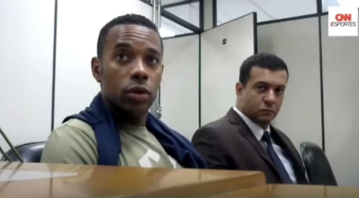 Robinho durante audiência de custódia na sede da Justiça Federal de Santos