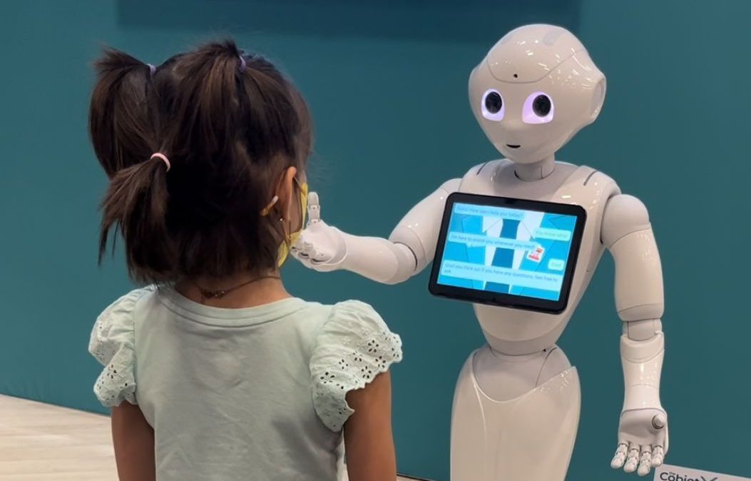 Crianças conhecem o "robô professor" na SXSW em Austin.