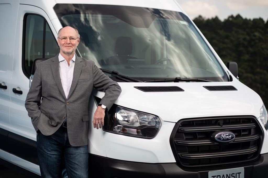 Rogélio Golfarb, VP da Ford para América do Sul, posa ao lado de furgão Ford Transit