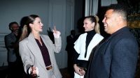 Alessandra Ambrosio e Ronaldo vão ao desfile de Victoria Beckham em Paris