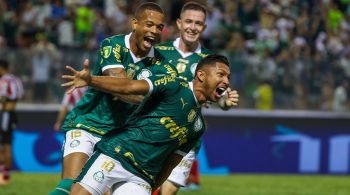 Atacante ganhou um quadro com a camisa 250, número de jogos que ele tem pelo clube