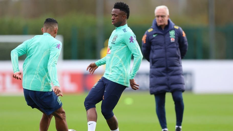 Vinicius Júnior durante treino da Seleção Brasileira nesta segunda-feira