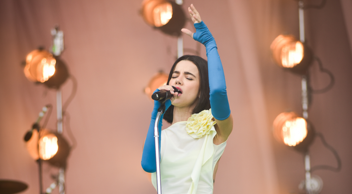 15 minutos atrasada e embaixo chuva amena, a cantora se apresentou no palco alternativo do Lolla