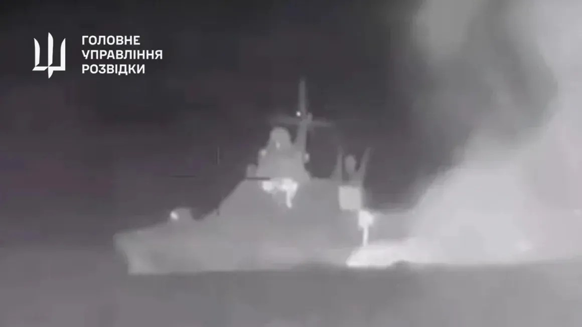 Print de vídeo da Inteligência de Defesa ucraniana mostra o navio-patrulha russo Sergei Kotov, que teria sido atingido no Mar Negro