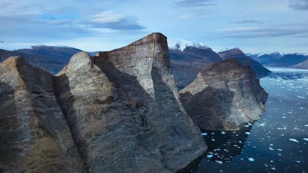 A montanha Ingmikortilaq tem impressionantes 1.140 metros