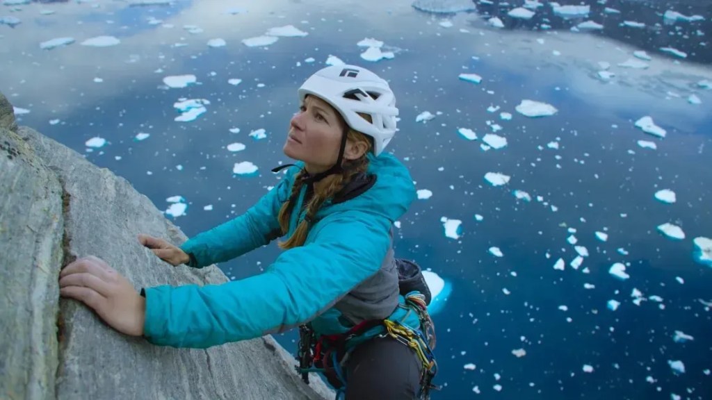 Alpinista Hazel Findlay escala o Ingmikortilaq, na Groenlândia