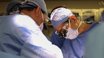 A cirurgia inédita foi liderada pelo médico brasileiro Leonardo Riella, no Massachusetts General Hospital, em Boston, Estados Unidos