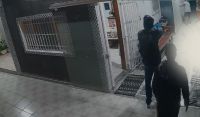 Vídeo: Ladrões pulam muro para assaltar casa e matam turista no litoral de SP