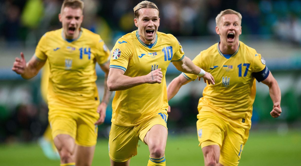 Mudryk comemora o gol da virada da Ucrânia sobre a Islândia aos 39 minutos do segundo tempo; vitória classificou a seleção para a Eurocopa