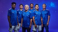 Cruzeiro lança uniforme inspirado em conquistas históricas do clube; veja