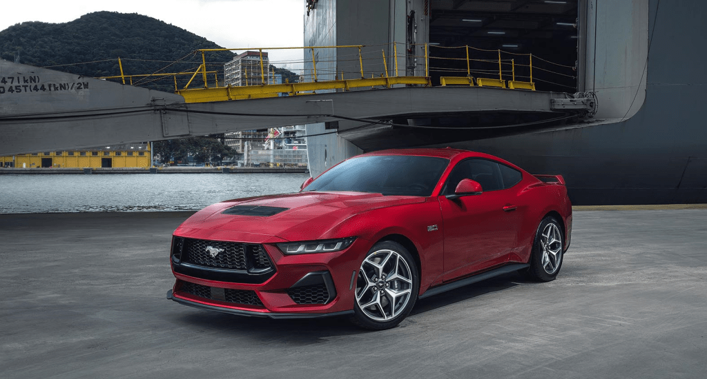 Ford Mustang GT Performance 2025 em porto no Brasil