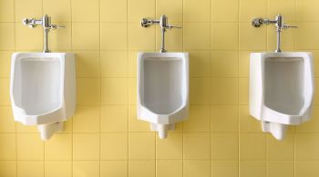 Urologista explica quando a cor da urina pode indicar falta de hidratação ou até um problema de saúde mais grave