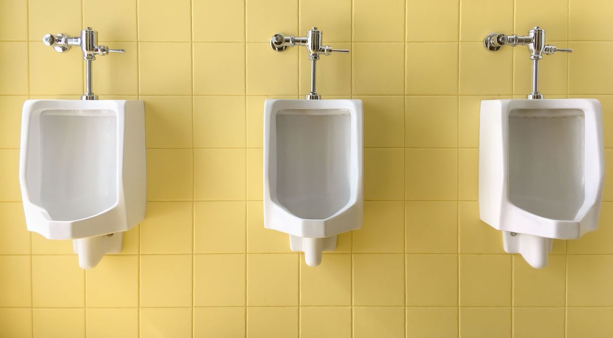 Cor, clareza e odor da sua urina podem funcionar como um boletim diário sobre sua saúde e fornecer pistas que podem indicar problemas subjacentes