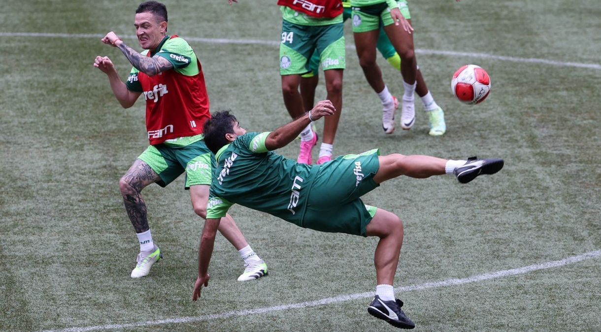 Abel Ferreira tenta voleio em treino do Palmeiras no Allianz Parque