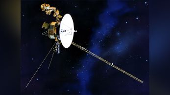 Voyager 1 é atualmente a sonda mais distante da Terra, explorando o universo a cerca de 24 bilhões de quilômetros de distância