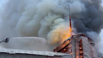 Prédio histórico foi consumido pelas chamas em cena que lembrou fogo na Notre-Dame; não há registro de feridos 