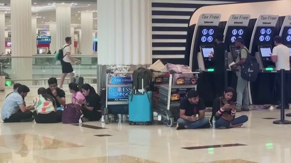 Passageiros presos no aeroporto de Dubai enquanto voos são cancelados por causa das fortes chuvas que atingem os Emirados Árabes Unidos, em 17 de abril de 2024