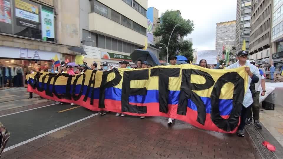 Milhares de colombianos protestam contra as reformas econômicas e sociais de Petro