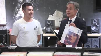 Durante visita oficial à China, autoridade americana também comprou um álbum do músico de rock chinês Dou Wei após um funcionário local o mostrar algumas das faixas