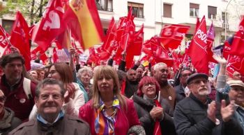 Partidários foram à sede dos socialistas em Madri em ato a favor do premiê, que vai anunciar se fica ou não na segunda-feira (29)