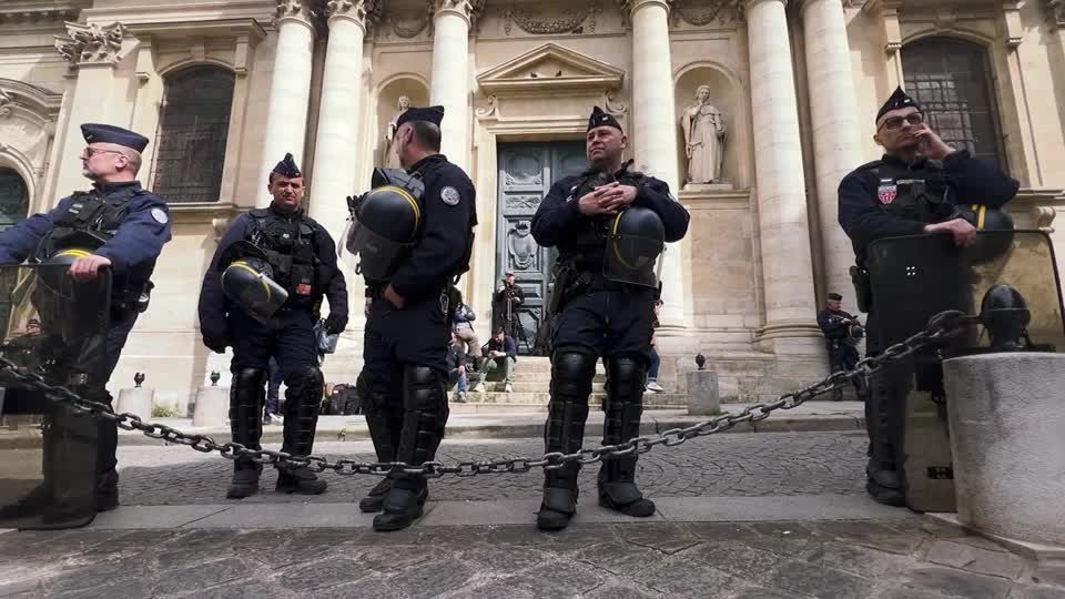 Polícia francesa na Universidade Sorbonne, em Paris