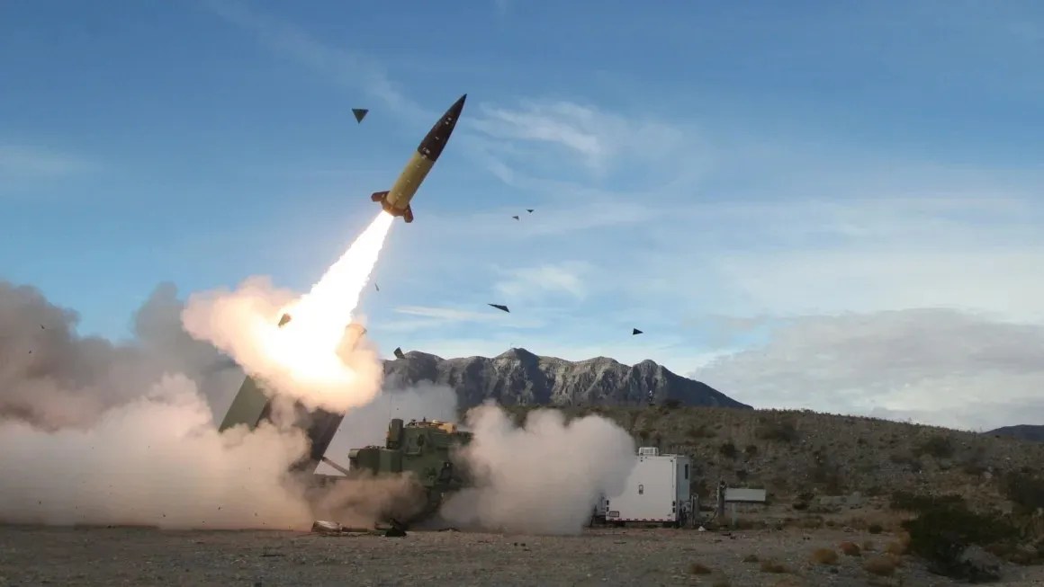 Versão inicial de um sistema de mísseis táticos do Exército dos EUA é testada em 14 de dezembro de 2021, no White Sands Missile Range, no Novo México