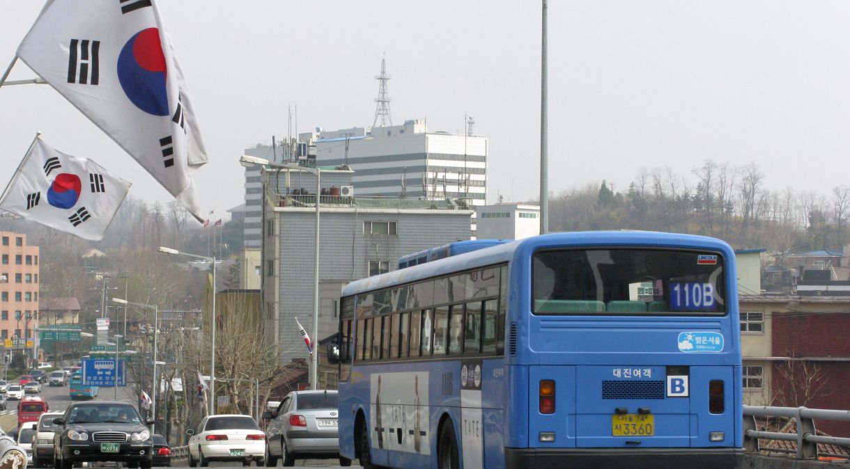 Seoul, 26 março 2009. Ônibus em Itaewon
