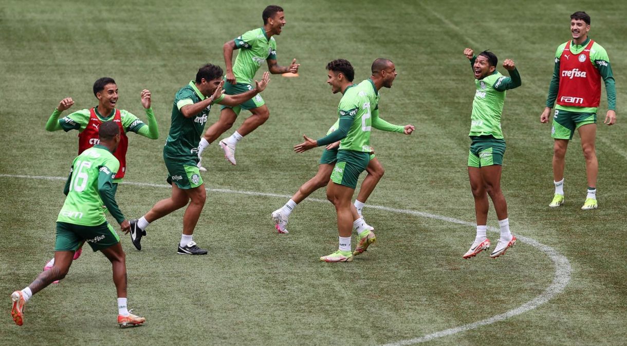 O técnico Abel Ferreira e o jogador Raphael Veiga (D), da SE Palmeiras, durante treinamento, na arena Allianz Parque.