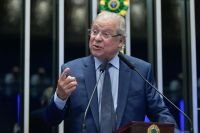 "A primeira grande fake news no Brasil foi o mensalão", diz José Dirceu