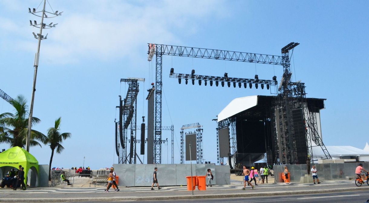 Montagem do palco para o show da cantora Madonna em Copacabana, no Rio de Janeiro