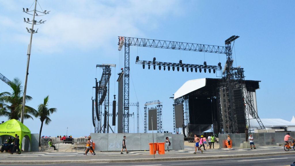 Montagem do palco para o show da cantora Madonna em Copacabana, no Rio de Janeiro