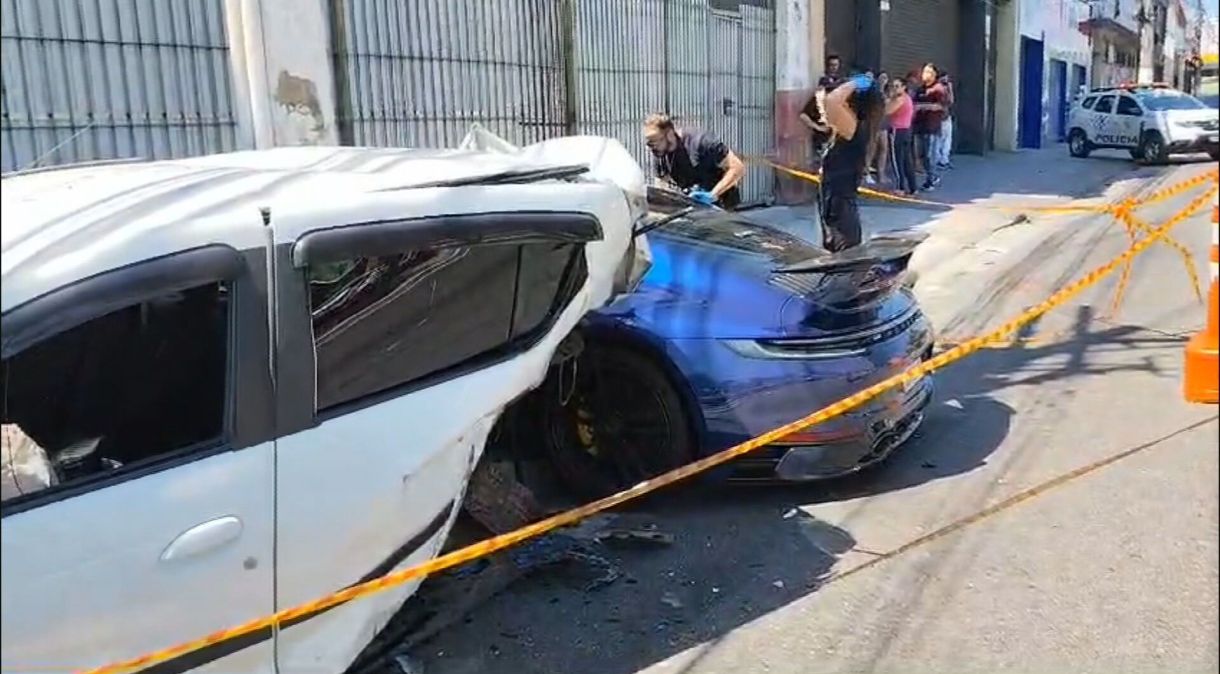 Renault Sandero foi atingido na traseira pelo Porsche; acidente ocorreu na zona leste de São Paulo