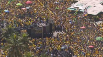 Ex-presidente discursou neste domingo (21) ao lado de apoiadores e aliados na Praia de Copacabana