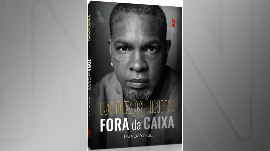 Capa de livro de Rodriguinho mostra foto do rosto do cantor em preto e branco