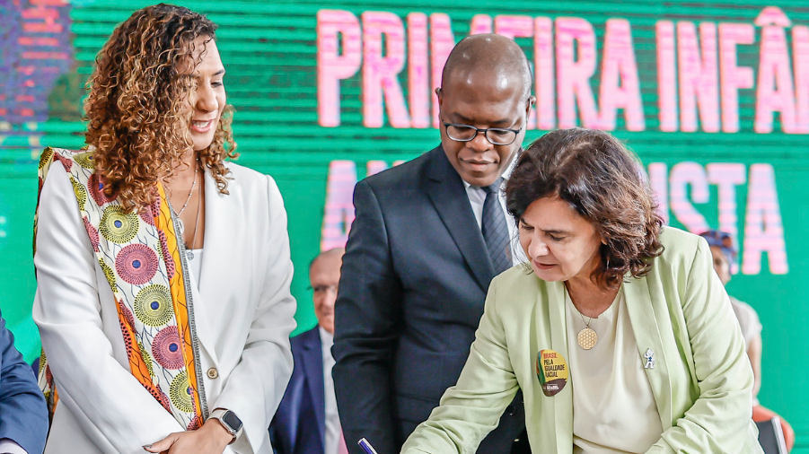 Os ministros Anielle Franco, Silvio Almeida e Nísia Trindade durante cerimônia em Brasília