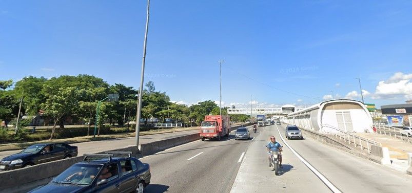 O acidente aconteceu na Avenida Brasil, no bairro da Penha, zona norte do Rio