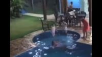 Vídeo mostra momento em que noiva cai na piscina durante casamento; vítima morreu