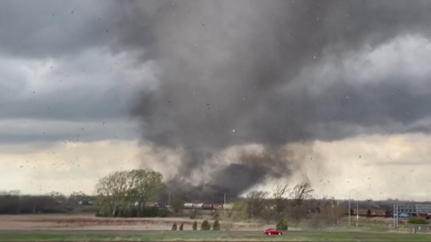 Vídeo mostra tornado violento cruzando rodovia em Nebraska