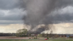 Tornados atingem Estados Unidos; equipes realizam buscas em meio a tempestade