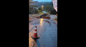 No momento da gravação, prefeita alertava sobre as consequências da chuva no município; não há registro de feridos