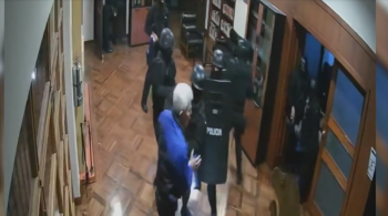 Imagens mostram policiais do Equador ameaçando com armas os funcionários da sede diplomática em Quito