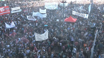 Segundo a Universidade de Buenos Aires, mais de 800 mil pessoas participaram das manifestações na capital argentina 