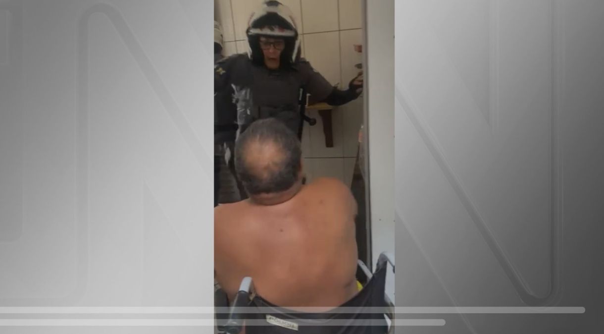 Imagens mostram policiais agredindo cadeirante em abordagem no interior de São Paulo